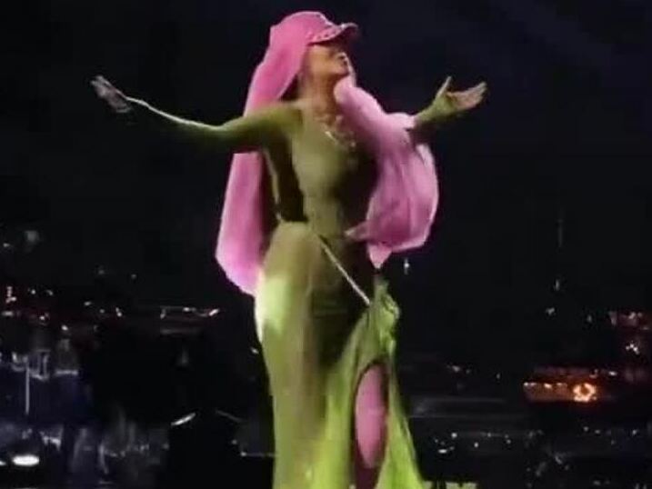 Rihanna biểu diễn bài "Diamonds" tại đám cưới Anant Ambani