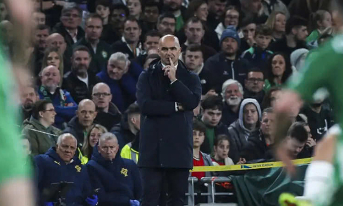 HLV Roberto Martinez trong trận thua Ireland. Ảnh: Lusa