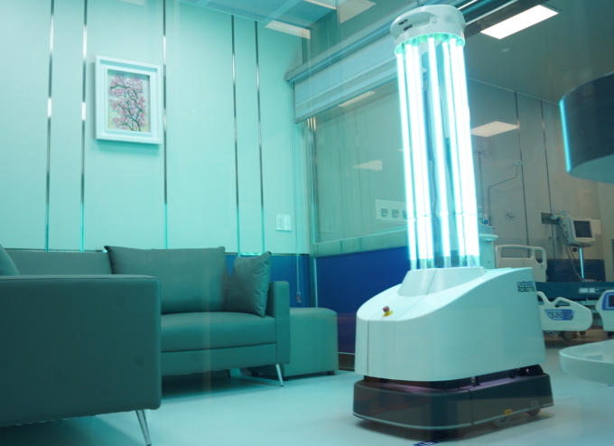 Robot vận hành khử khuẩn. Ảnh: Bệnh viện cung cấp