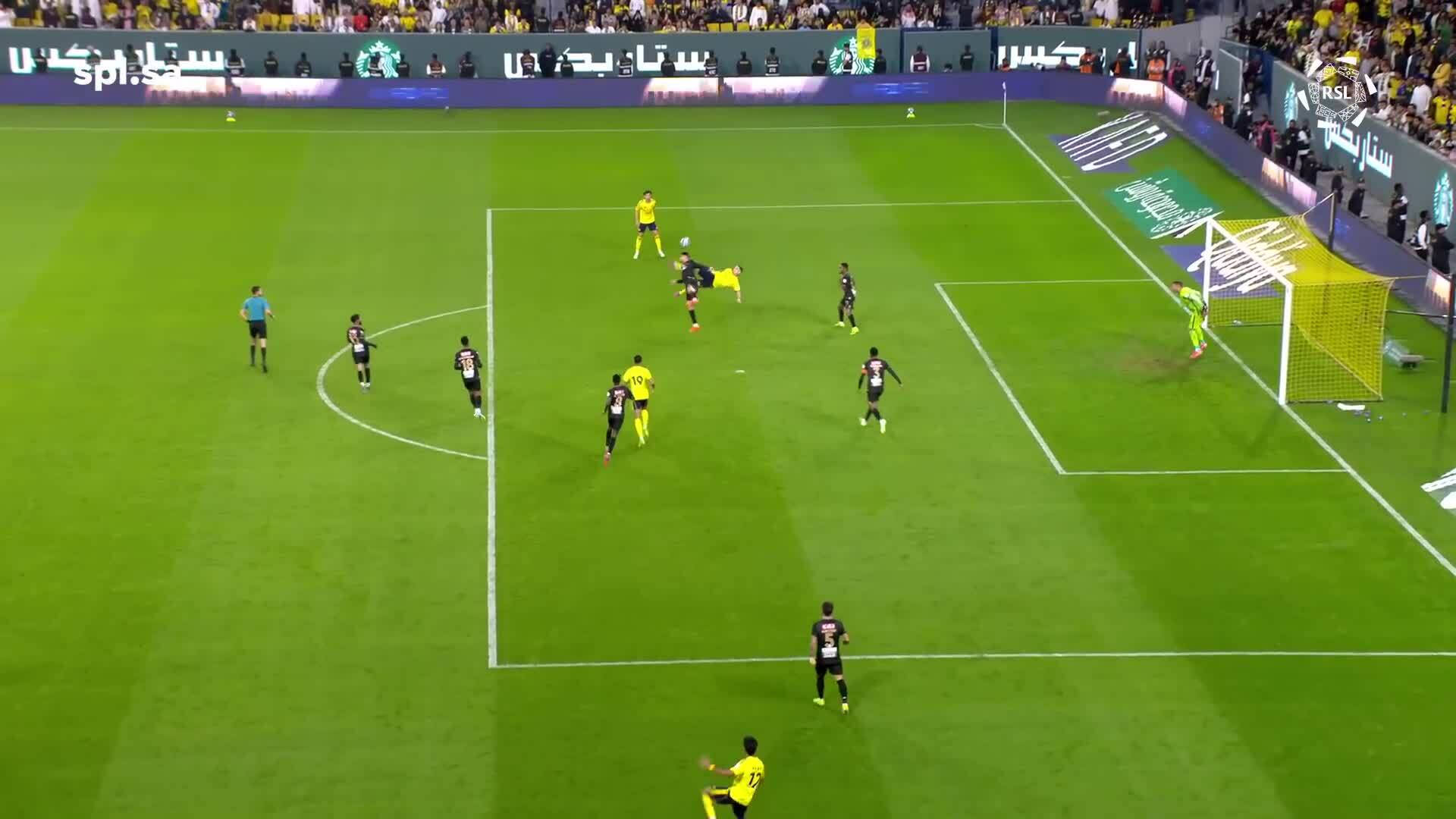 Ronaldo tung người móc bóng ghi bàn ở Saudi Pro League