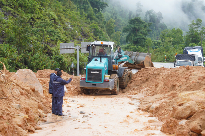 Một điểm sạt lở trên đèo Khánh Lê, cách hiện trường vụ tai nạn khiến 6 người chết khoảng 3 km. Ảnh: Bùi Toàn