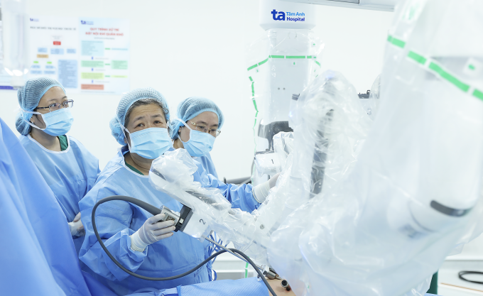 BS.CKII Nguyễn Bá Mỹ Nhi (giữa), Giám đốc Trung tâm Sản phụ khoa, mổ cắt tử cung toàn phần cho bệnh nhân bằng robot Da Vinci Xi. Ảnh: Bệnh viện Đa khoa Tâm Anh