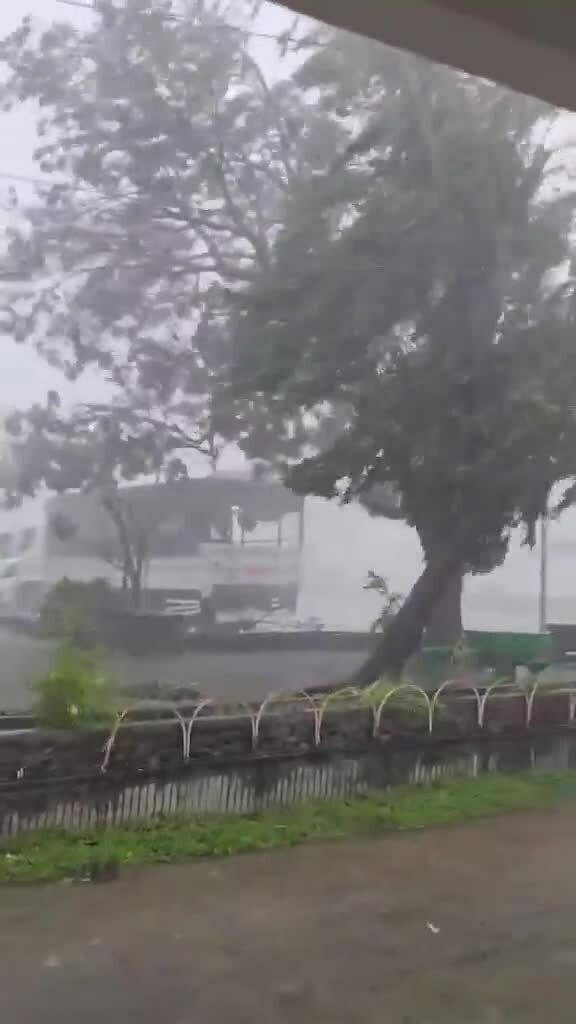 Siêu bão Fung Wong gây mưa lớn ở Philippines