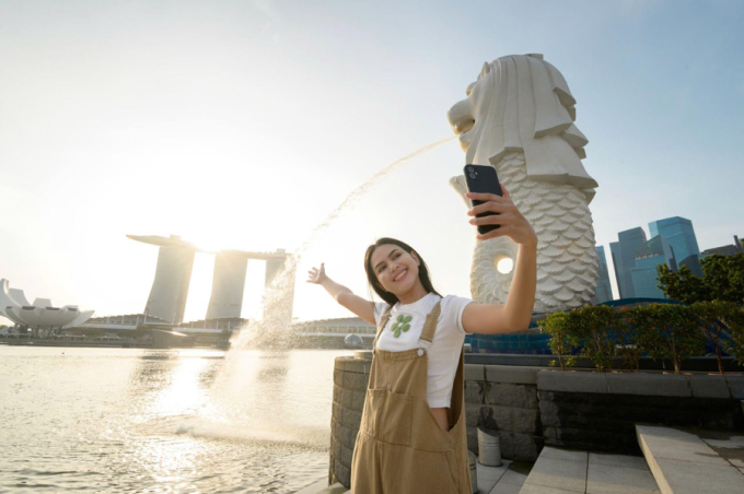 Du khách check-in cùng tượng sư tử biển Merlion. Ảnh: Freepik