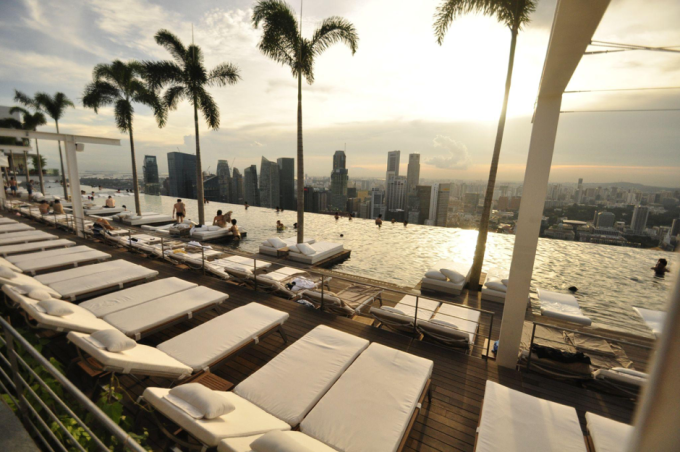 Bể bơi vô cực của Marina Bay Sands mang đến tầm nhìn toàn cảnh đảo quốc. Ảnh: Singapore Tourism Board