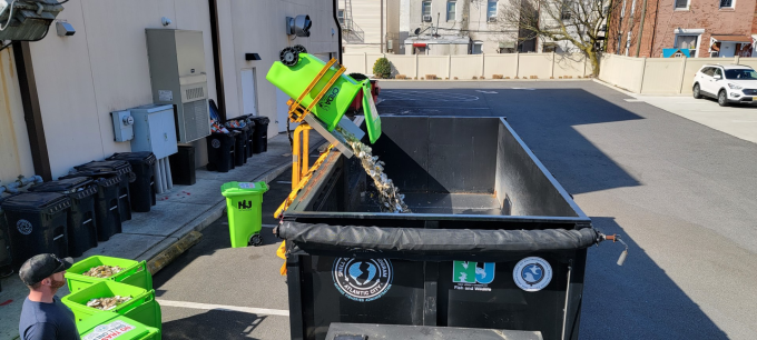 Nhân viên thu gom vỏ hàu từ các nhà hàng thành phố Atlantic. Ảnh: Sở Cá và Động vật hoang dã New Jersey