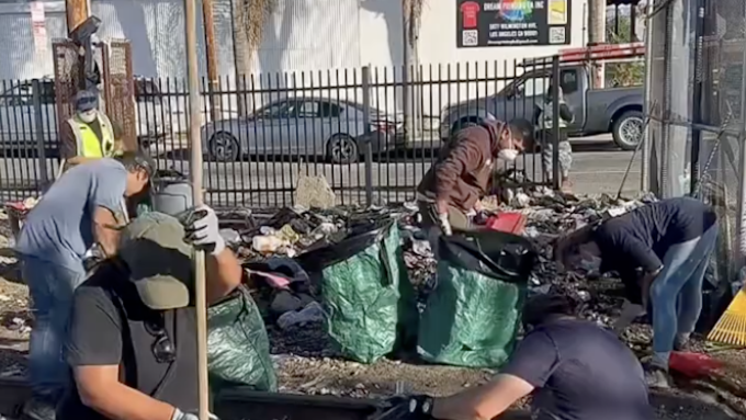 Các tình nguyện viên đến hỗ trợ Naula dọn rác ở Los Angeles. Ảnh: WP