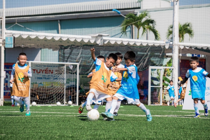 Chọn bóng đá, môn thể thao quen thuộc giúp dự án khơi dậy đam mê và tinh thần vận động ở trẻ. Ảnh: Anessa
