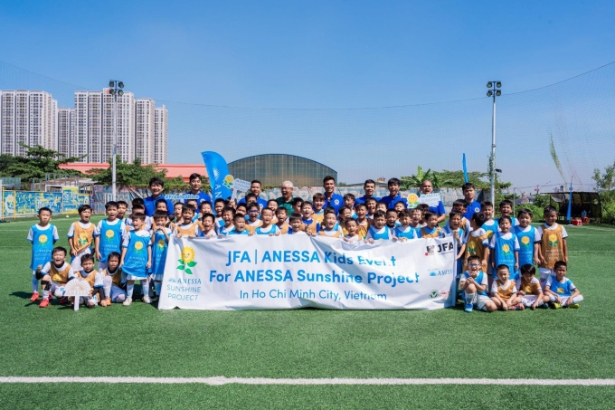 Học sinh trường Tiểu học Võ Thị Sáu chụp ảnh tại sự kiện thể thao ngoài trời. Ảnh: Anessa