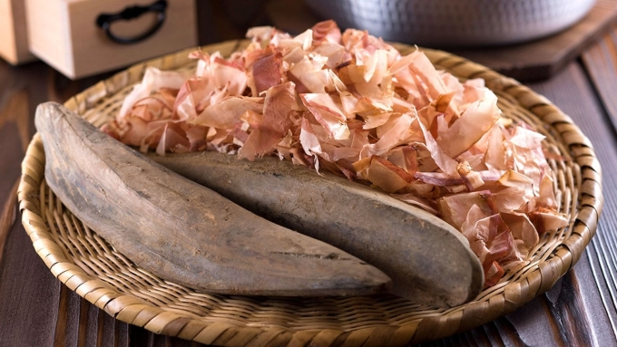 Katsuobushi sau khi bào trở thành những lát mỏng, được dùng trong nhiều món nóng. Ảnh: Medium