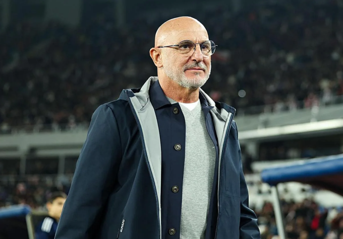 HLV Luis de la Fuente phản ứng trong trận. Ảnh: EFE