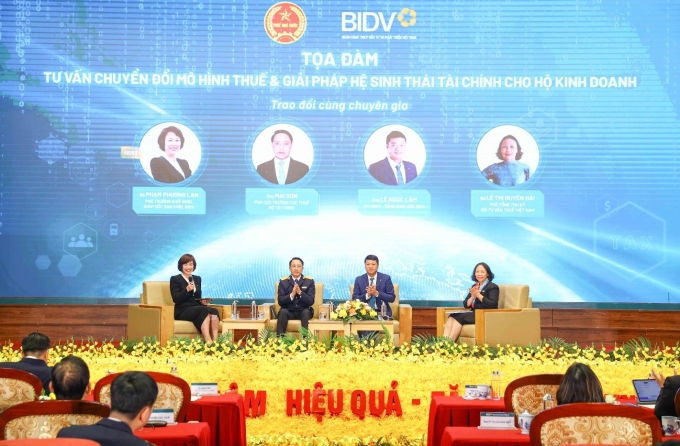 Lãnh đạo Cục Thuế, BIDV và Hội tư vấn Thuế tham gia Tọa đàm tư vấn chuyển đổi mô hình thuế và giải pháp hệ sinh thái tài chính cho hộ kinh doanh. Ảnh: BIDV