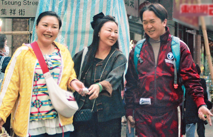 Đặng Triệu Tôn bên Carmen, Cherry. Ảnh: Eastweek