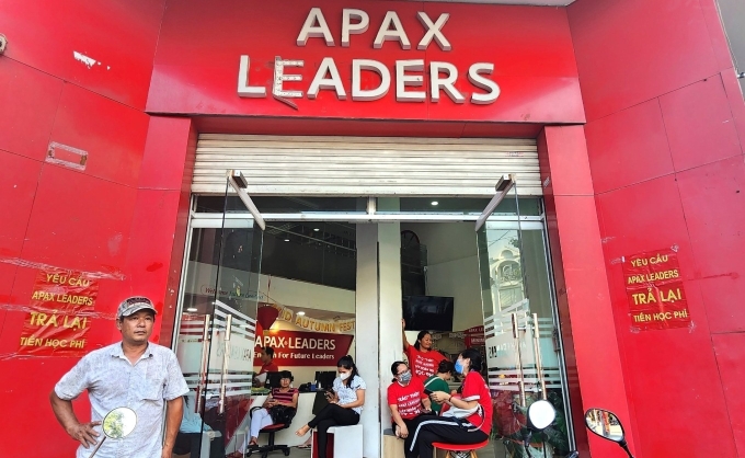 Phụ huynh kéo đến trung tâm Apax Leaders của Shark Thủy đòi tiền nợ học phí, năm 2023. Ảnh: Lệ Nguyễn