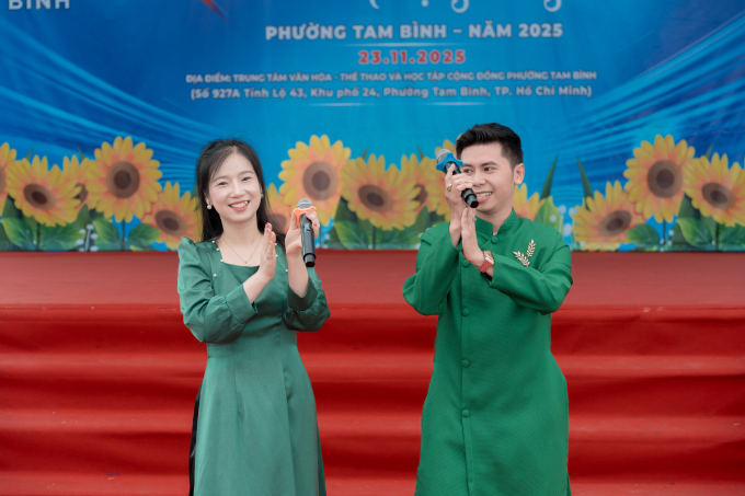 Tiết mục Em ở nông trường em ra biên giới do MC Phạm Nguyễn và MC Huỳnh Như biểu diễn. Ảnh: TTT Entertainment