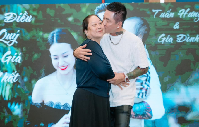 Ca sĩ Tuấn Hưng bên mẹ khi bà còn khỏe mạnh. Ảnh: Nhân vật cung cấp