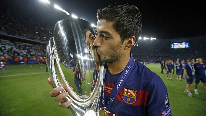 Suarez ăn mừng danh hiệu trong thời gian còn khoác áo Barca. Ảnh: BFC
