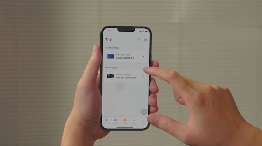 Gần đây, tác giả 1987 ưu tiên chọn thẻ thanh toán toàn cầu VIB Smart Card trong các giao dịch hằng ngày. Ảnh: NVCC