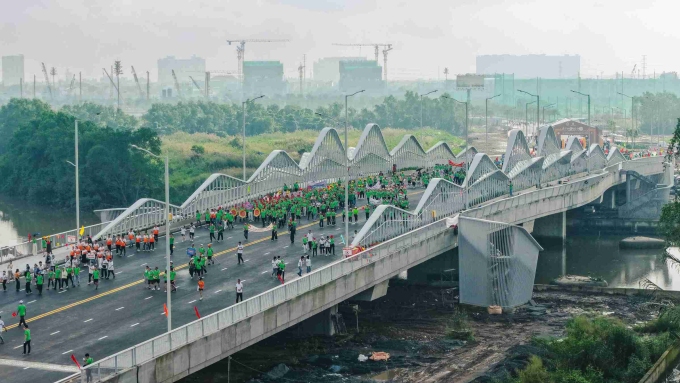 Người dân tham gia giải đi bộ trên đoạn đường mới hoàn thành. Ảnh: Masterise Homes