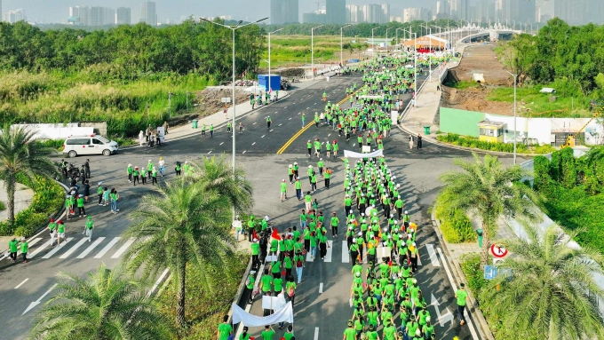 5.000 người tham gia giải đi bộ đồng hành trên đường Liên Phường. Ảnh: Masterise Homes