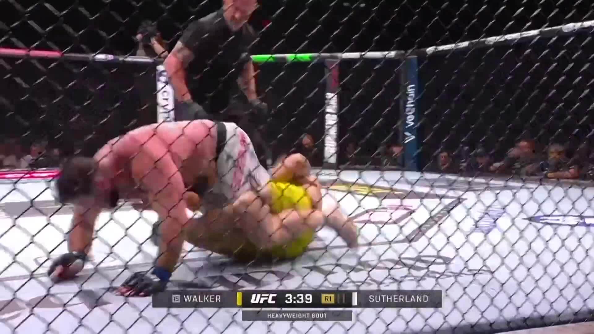 Valter Walker thắng bằng đòn khóa chân