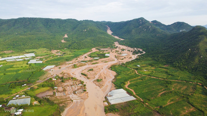 Dấu vết nước lũ tràn xuống từ trang trại có hồ chức nước nằm trên núi xã Tuy Phong, sáng 2/11. Ảnh: Bùi Toàn