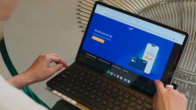 Doanh nhân Thái Vân Linh giới thiệu Bộ đôi Sinh lời của VIB tại vodcast tập 4. Ảnh: NVCC
