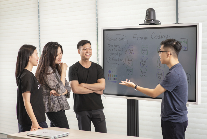 Cán bộ nhân viên Viettel trao đổi về các dự án. Ảnh: Viettel