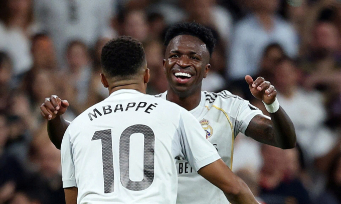 Vinicius mừng bàn thắng với Mbappe trong trận Real gặp Villarreal trên sân Bernabeu ngày 4/10/2025. Ảnh: Reuters