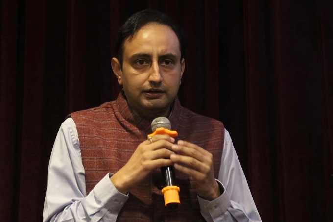 Ông Himanshu Joshi, chia sẻ về chương trình thúc đẩy văn hóa đổi mới sáng tạo của Ấn Độ, với sáng kiến về phòng sáng tạo cho học sinh. Ảnh: Giang Phạm