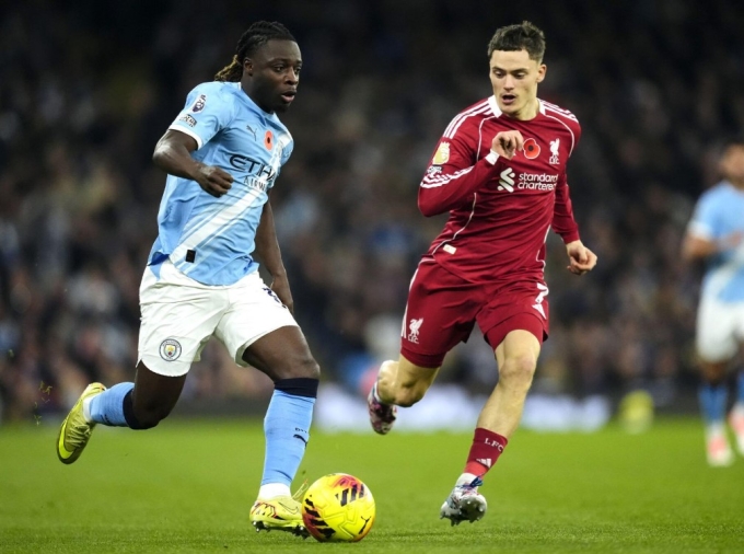 Florian Wirtz (phải) theo kèm Jeremy Doku. Ảnh: PA