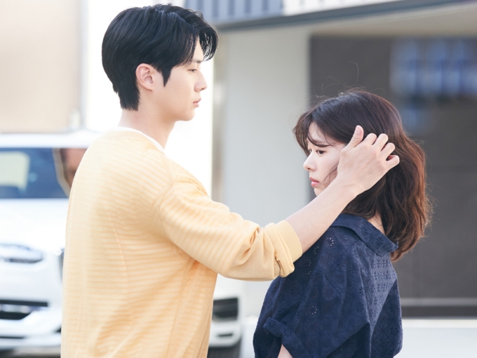 Choi Woo Sik (trái) được khen nhờ hình tượng chững chạc, khác những vai diễn trước. Ảnh: SBS