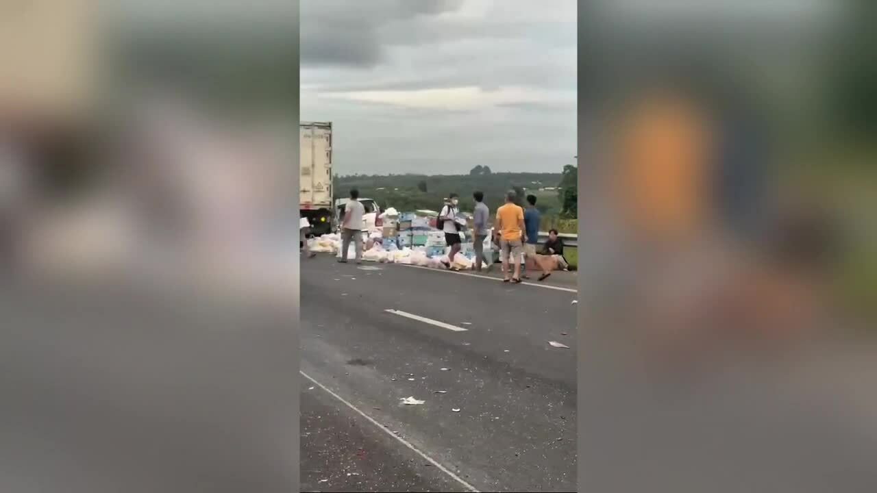 Xe cứu trợ miền Trung gặp nạn trên cao tốc Phan Thiết - Dầu Giây