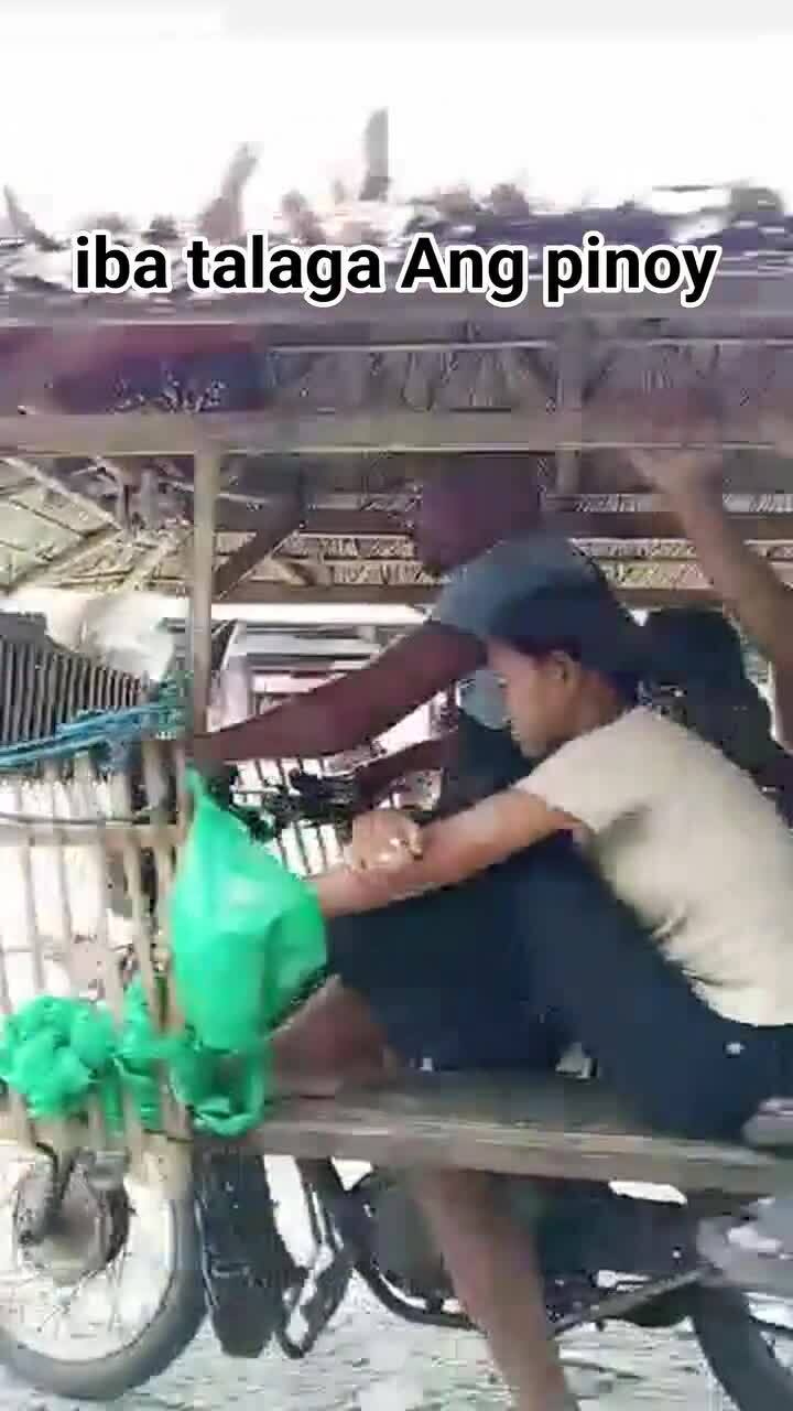 Xe máy chở được 12 người