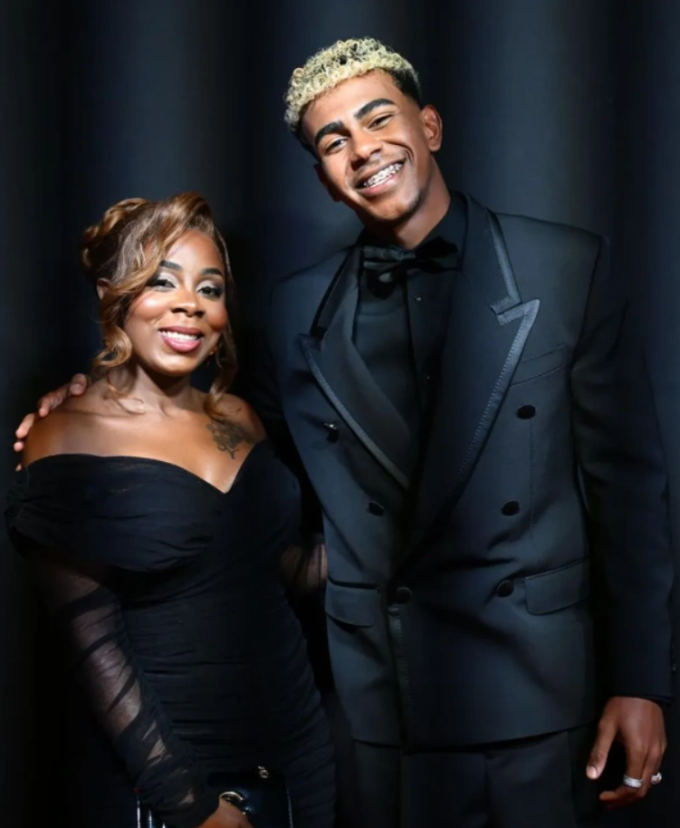 Lamine Yamal và mẹ Sheila Ebana tại lễ trao giải Quả bóng vàng 2025. Ảnh: Cordon Press