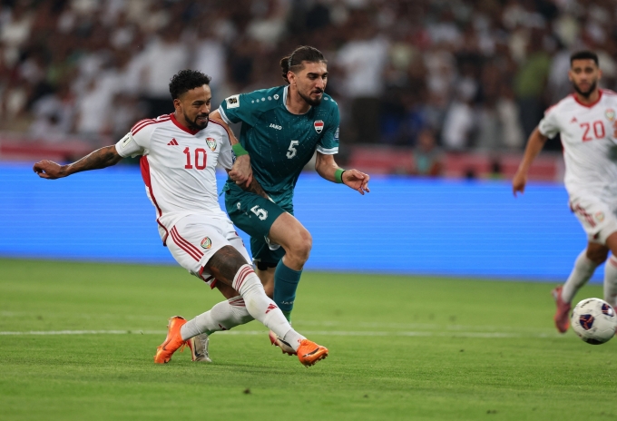 Tiền vệ công gốc Brazil Caio (số 10) dứt điểm trong trận UAE thua Iraq 1-2 ở lượt về vòng loại thứ năm World Cup 2026 khu vực châu Á ngày 18/11. Ảnh: The National