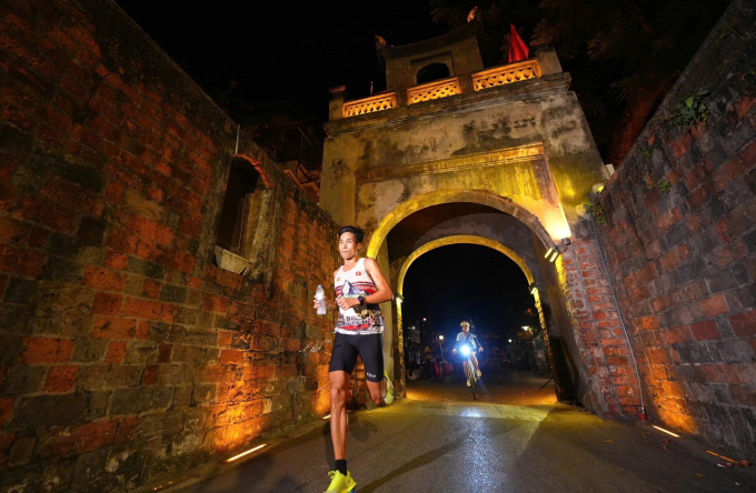 VĐV Nguyễn Văn Lai chạy qua Ô Quan Chưởng (Hà Nội). Ảnh: VnExpress Marathon