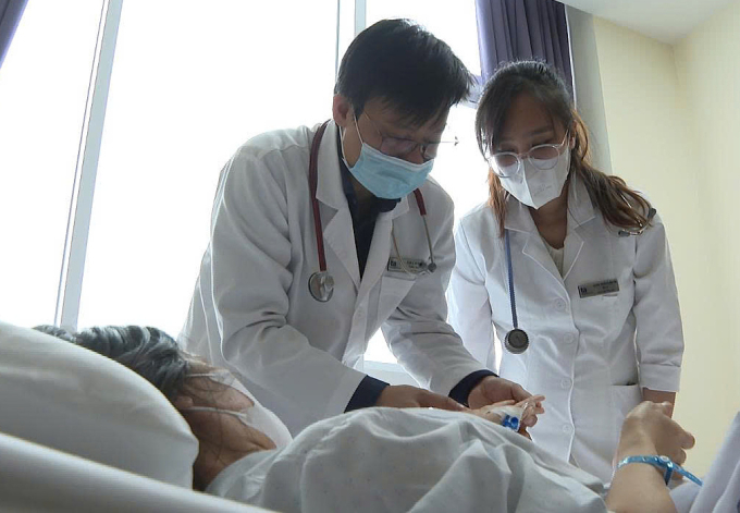 Bác sĩ khoa Nội Tổng hợp đang khám cho một thai phụ mắc thủy đậu. Ảnh minh họa: Bệnh viện Đa khoa Tâm Anh