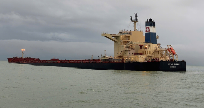 Tàu hàng đang gặp sự cố vùng biển Dung Quất. Ảnh: