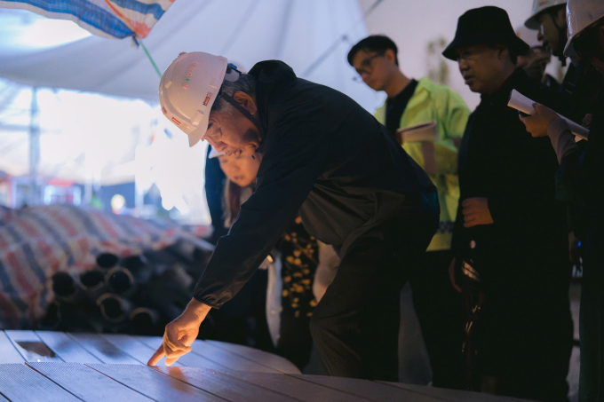 Ông Kengo Kuma trực tiếp kiểm tra vật liệu tại công trình. Ảnh: MP