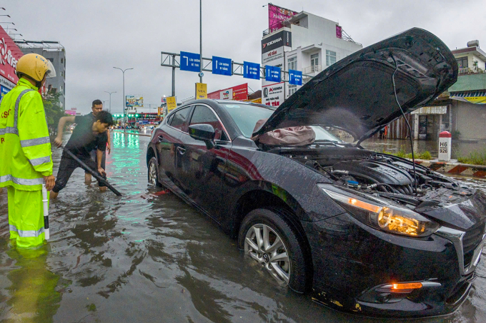Ôtô chết máy trên đường Tôn Đức Thắng, phải gọi cứu hộ. Ảnh: Ngọc Trường