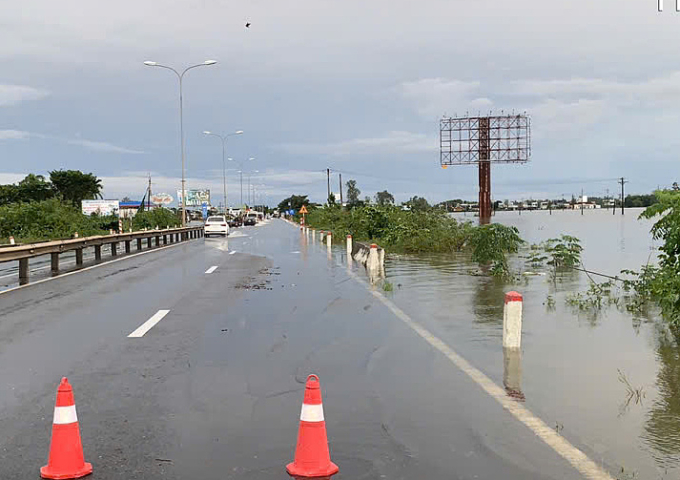 Nước ngập 0,4m trên quốc lộ 1 qua Đà Nẵng khiến phương tiện lưu thông chậm. Ảnh: Cục Đường bộ VN