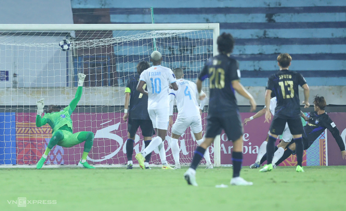 Tiền đạo Gamba Osaka Rin Mito (phải) đánh đầu mở tỷ số ở phút thứ 8 trước Nam Định. Ảnh: Hoàng Huynh