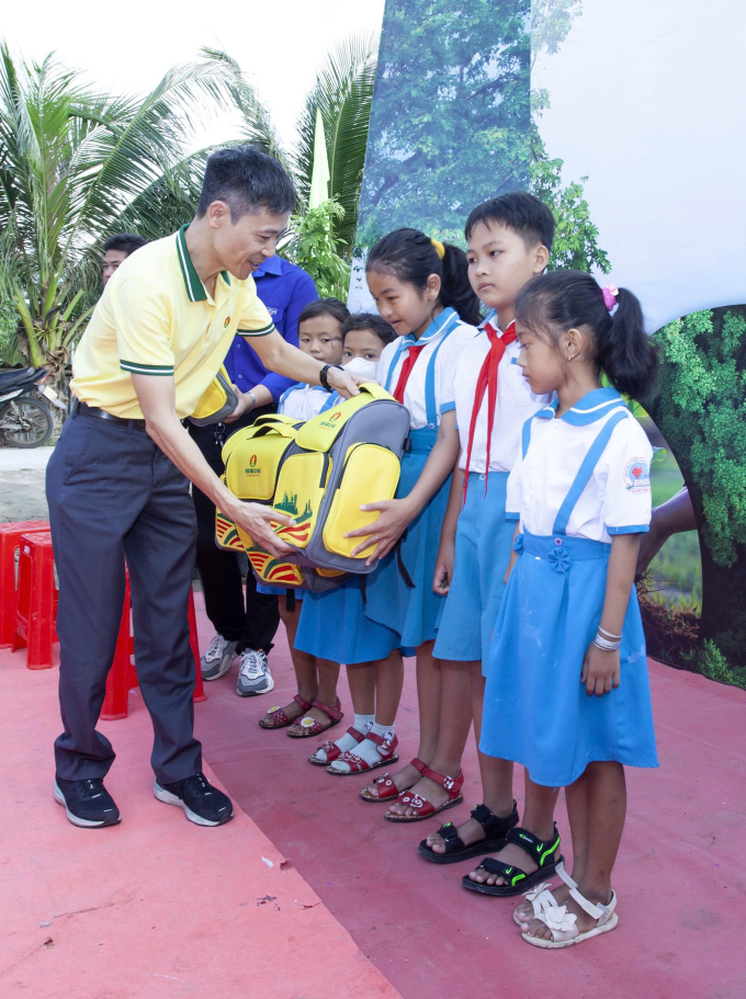 Doanh nghiệp trao tặng học bổng Hạt ngọc mùa vàng và quà tặng cặp sách cho các em học sinh. Ảnh: PVCFC