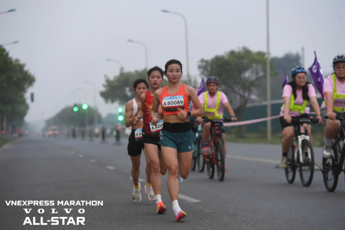 Kỷ lục gia Nguyễn Thị Oanh dẫn đầu đoàn đua nữ 21km. Ảnh: VnExpress Marathon