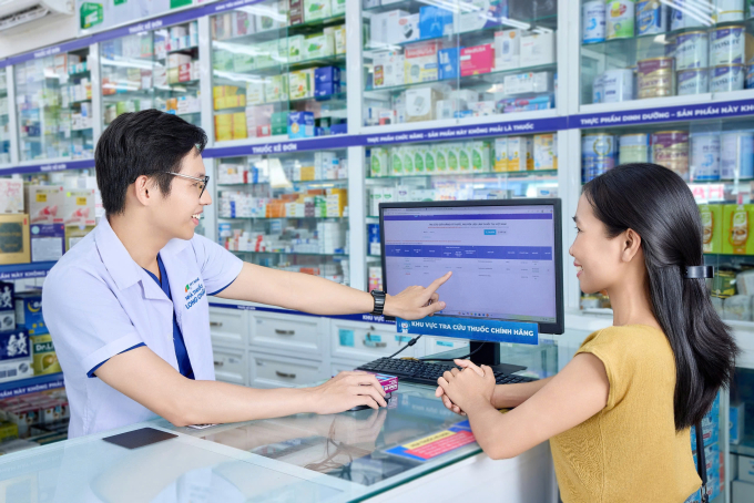 Nhà thuốc của FPT Long Châu ứng dụng số hóa trong bán hàng.
