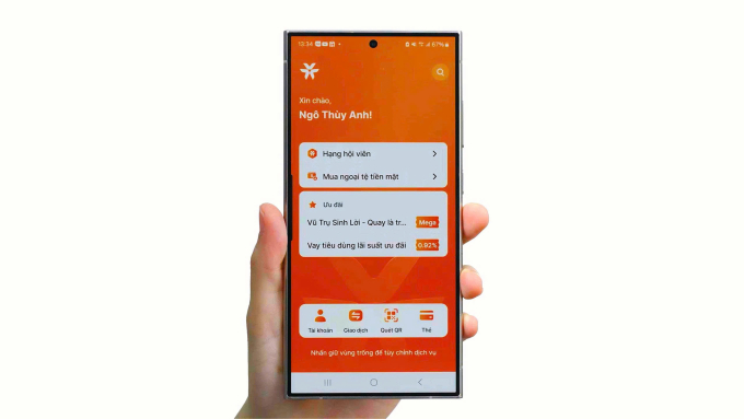 CEO Ngô Thùy Anh cho biết cô đang sử dụng Bộ đôi sinh lời của VIB. Ảnh: NVCC