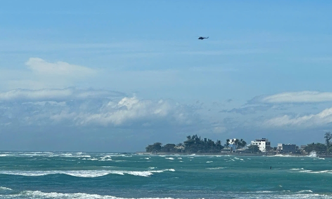 Trực thăng tìm kiếm các nạn nhân ở vùng biển Lý Sơn, trưa 7/11. Ảnh: Minh Bằng