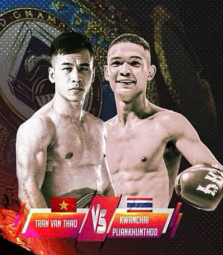 Văn Thảo và đối thủ Kwanchai.