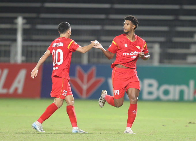 Tiền đạo PVF-CAND Amarildo (phải) mừng bàn thắng ở phút 20 trong trận hòa Thể Công 2-2 ở vòng 11 V-League 2025-2026. Ảnh: VPF